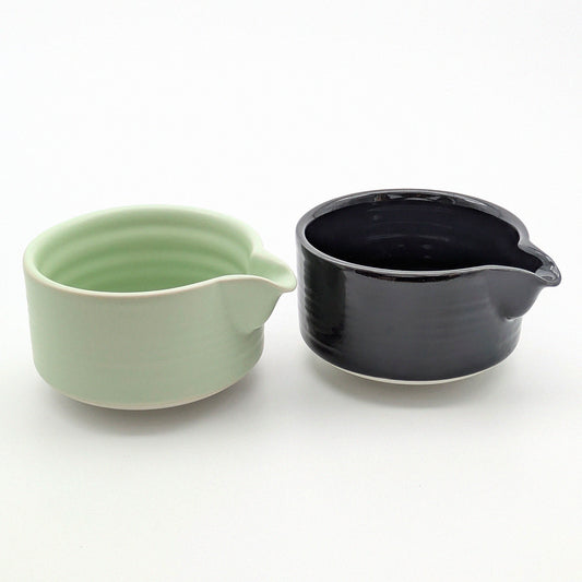 Tiefe Matcha-Schale mit Ausguss