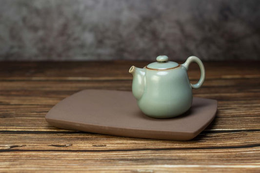 Lin’s Ceramic Studio Teeboot (Chapan) aus porösem Ton