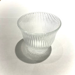 Gestreifte Teetasse aus Glas (geriffelte Struktur)