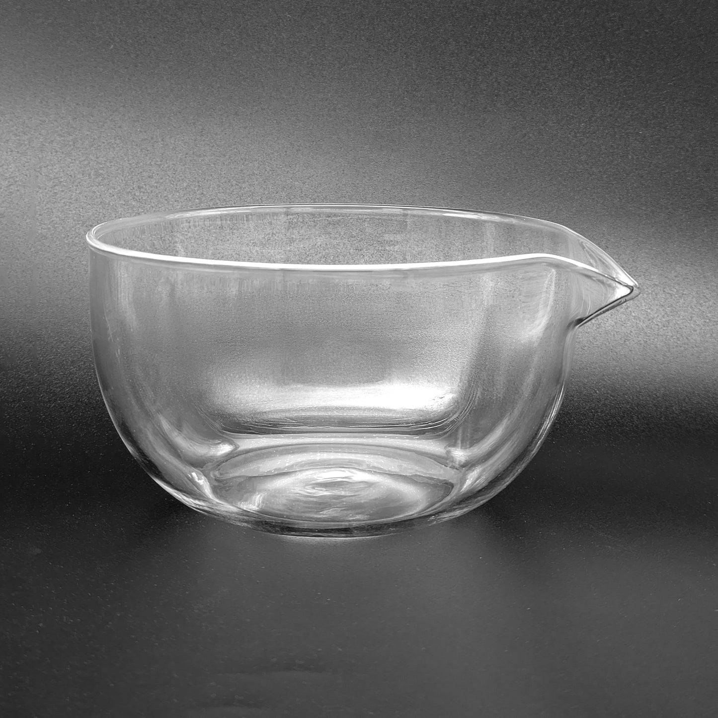 Glasschale mit Ausguss