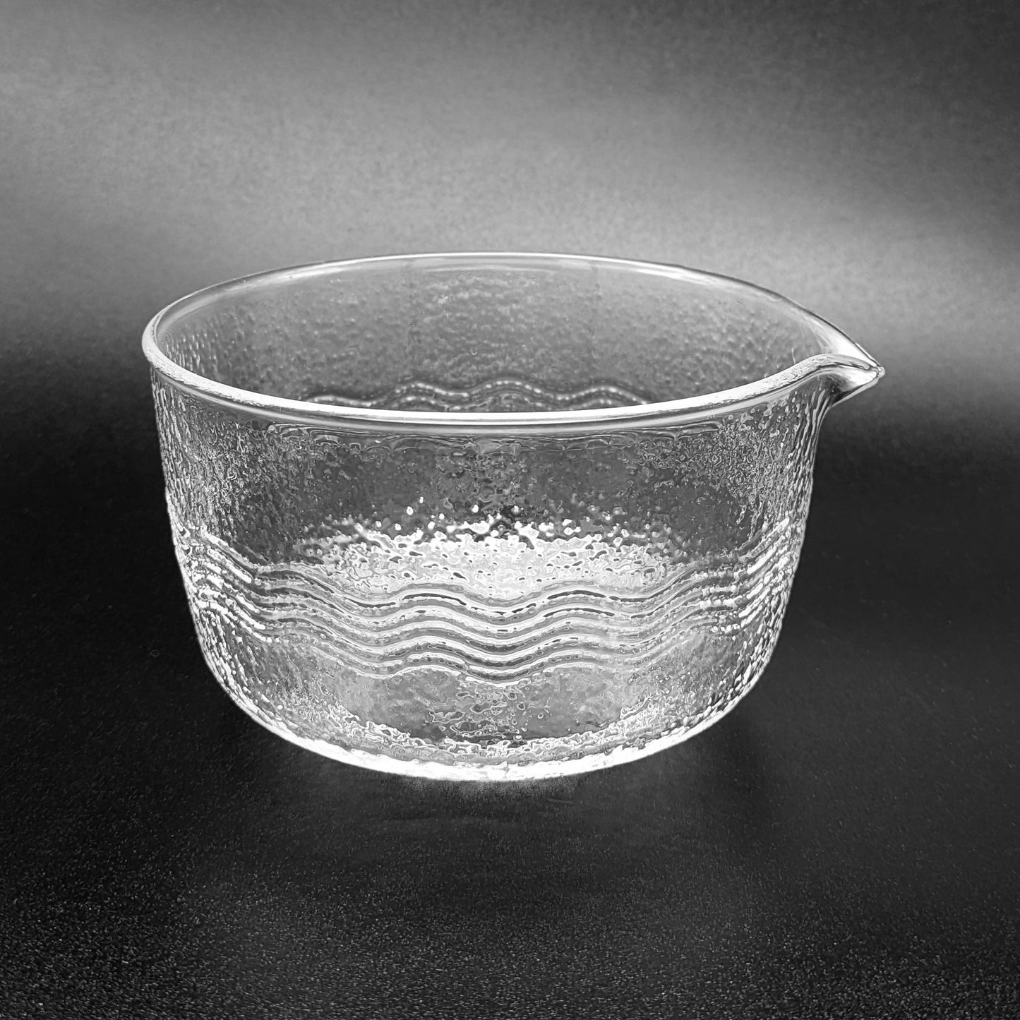 Glasschale mit Ausguss