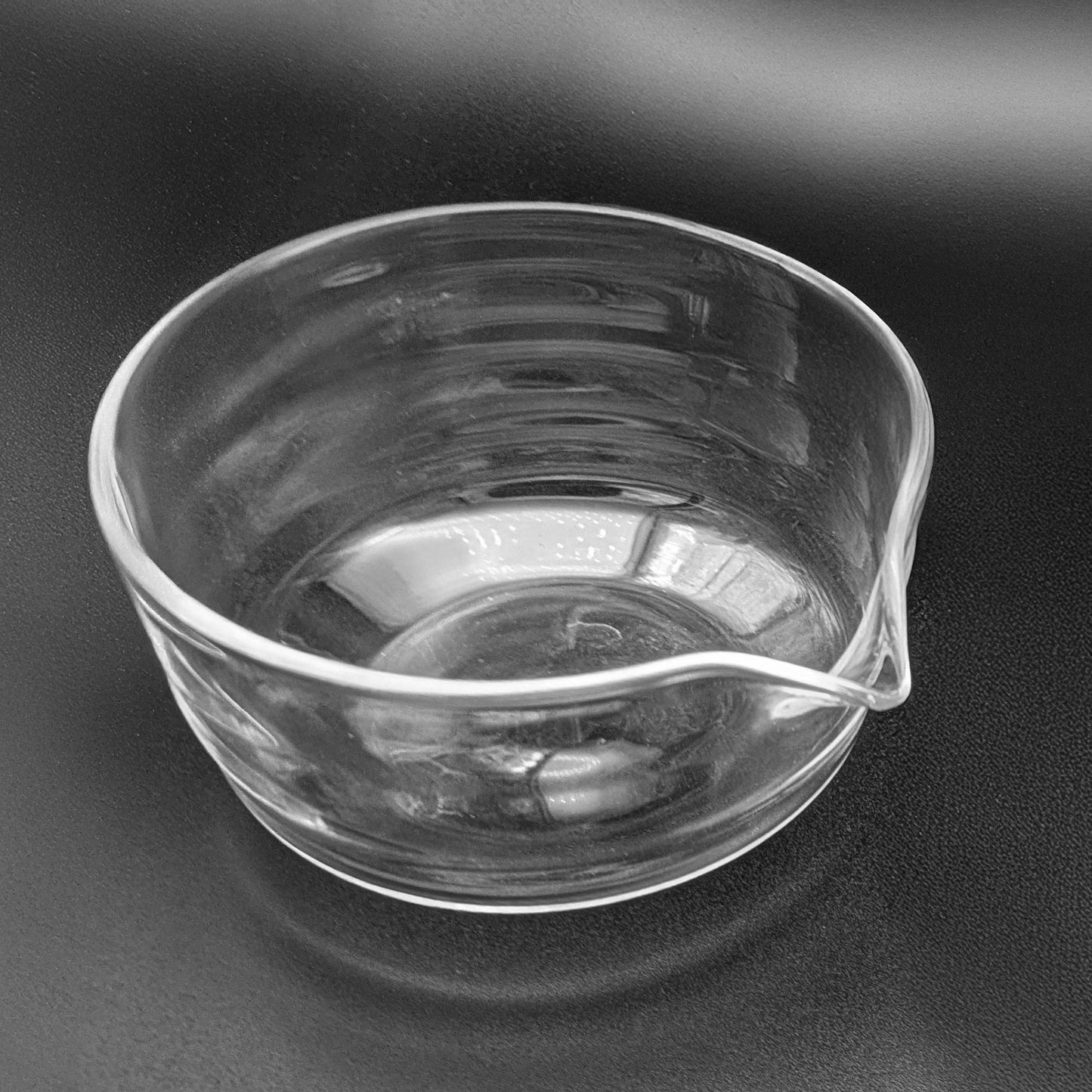 Glasschale mit Ausguss